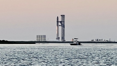 Photo of the SpaceX Starship on the pad, with a boat in the foreground